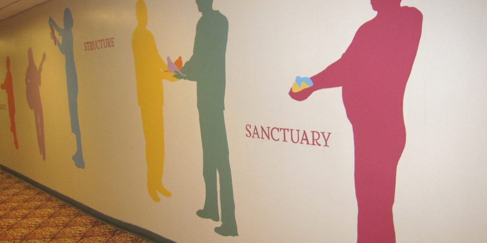Victoria Febrer crea un mural para la entrada del Covenant House